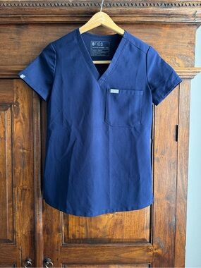FIGS Catarina One Pocket Scrub Top in navy blue XXS